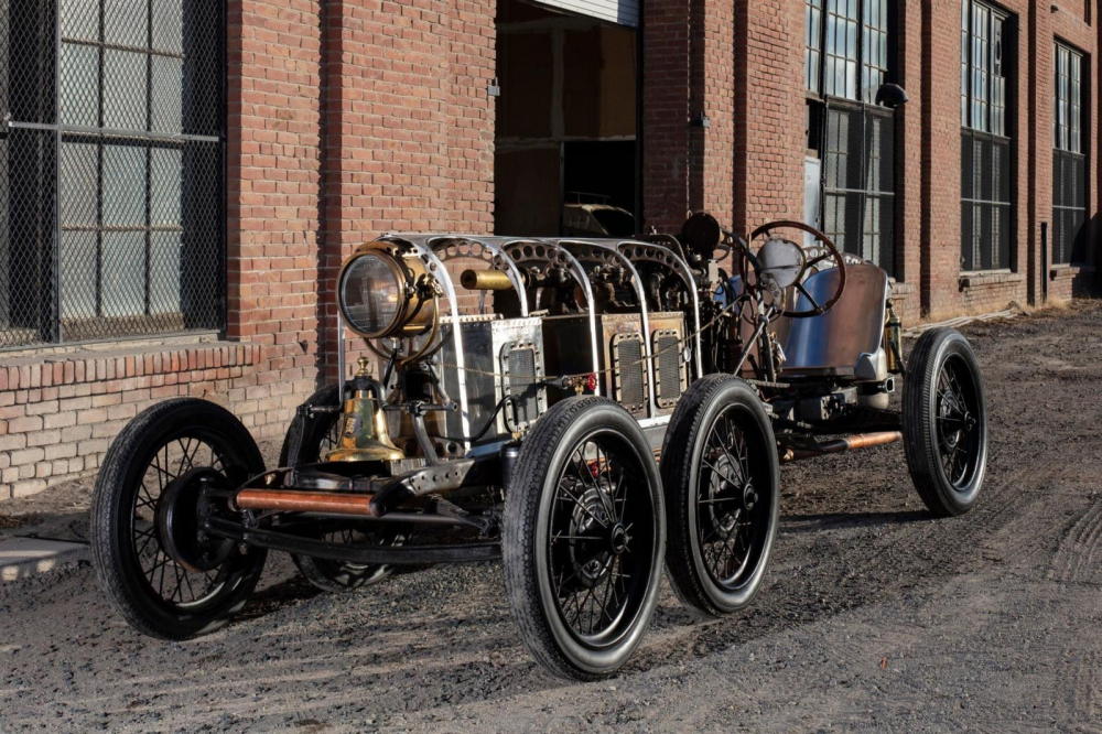 Nó dựa trên bộ khung độ của Ford Model A 1928 và chủ yếu mang tính trưng bày Nó dựa trên bộ khung độ của Ford Model A 1928 và chủ yếu mang tính trưng bày