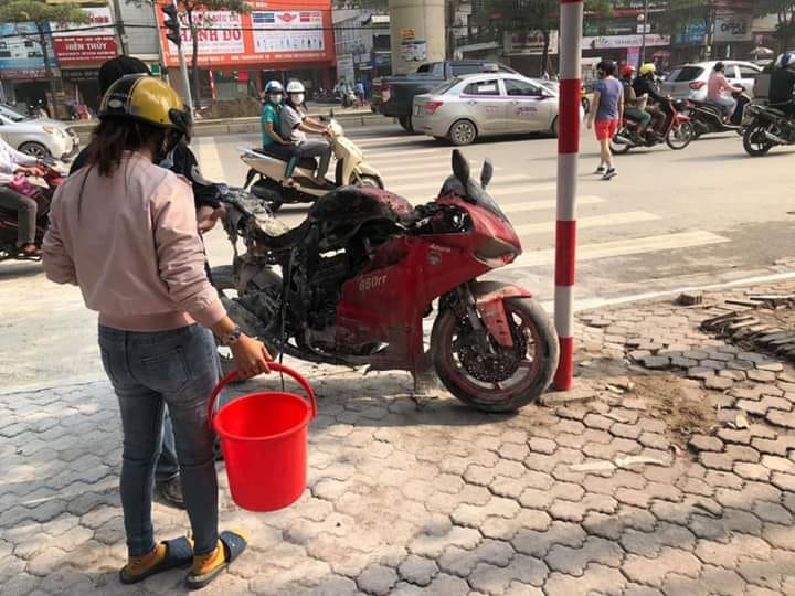 Chiếc Hyosung Aquila GT650 độ dàn vỏ Ducati cháy rụi