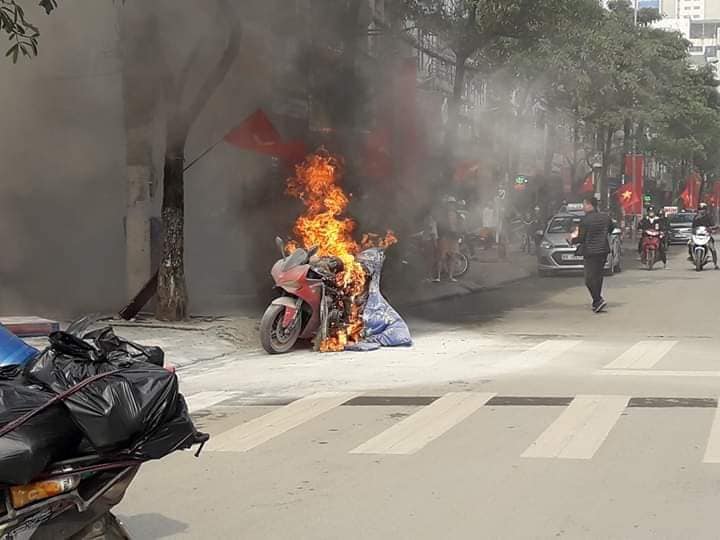 Hiện trường vụ cháy xe phân khối lớn trên đường Hồ Tùng Mậu