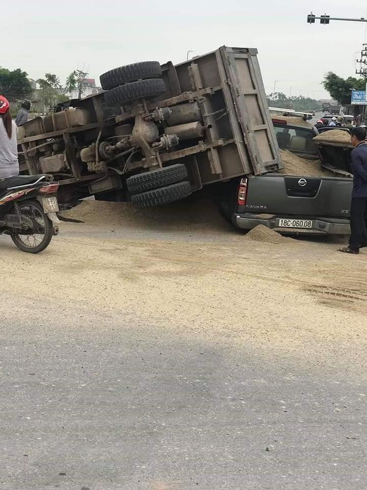 Chiếc xe 3 bánh lật vào thùng sau của xe bán tải