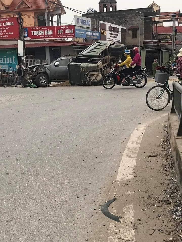 Hiện trường vụ tai nạn giữa chiếc xe bán tải và xe 3 bánh chở cát