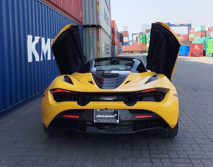 Xe mang ngoại thất màu vàng nổi bật. Đây là chiếc McLaren thứ 2 tại Việt Nam có màu sơn là vàng