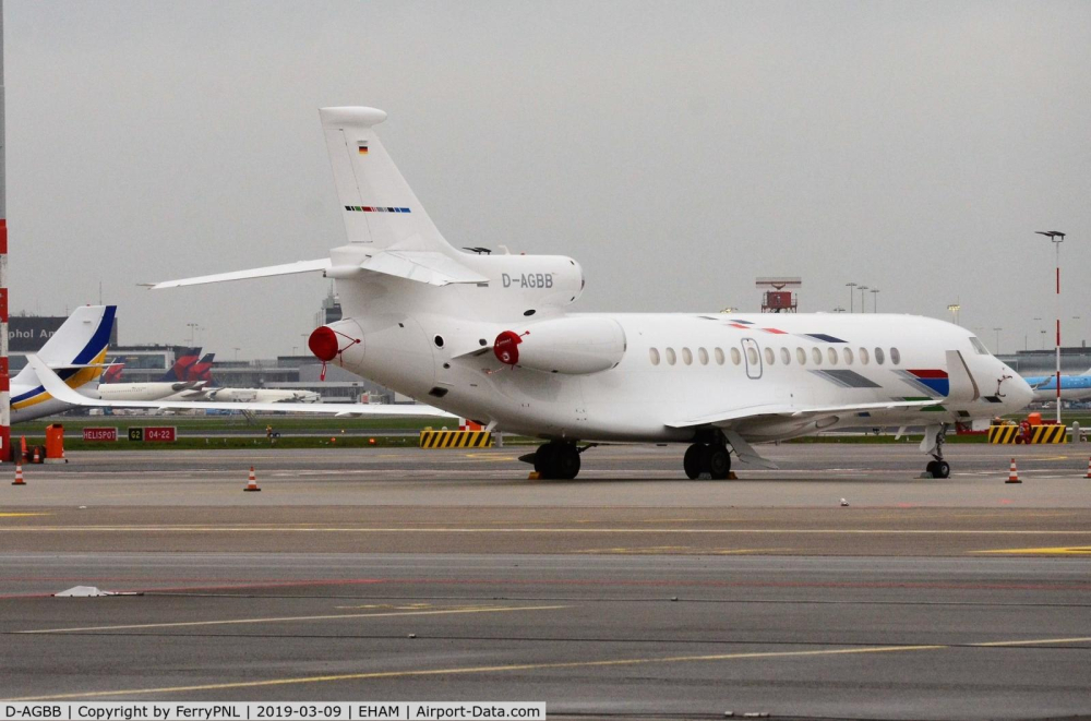 Chuy&ecirc;n cơ Falcon 8X của h&atilde;ng Dassault Falcon đưa bệnh nh&acirc;n corona 32 về Việt Nam