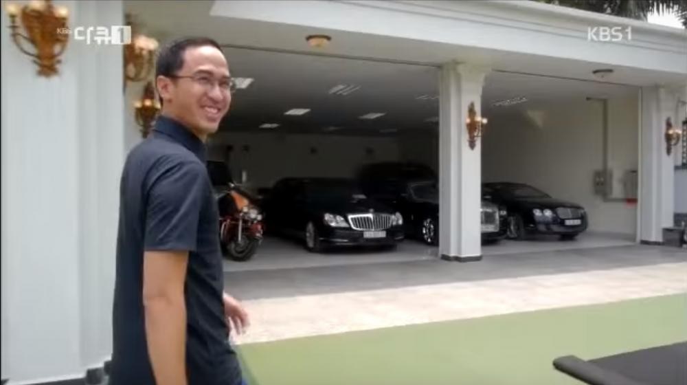 Anh của Ti&ecirc;n Nguyễn l&agrave; chồng của Tăng Thanh H&agrave; trong một lần giới thiệu garage xe của gia đ&igrave;nh với đ&agrave;i truyền h&igrave;nh KBS H&agrave;n Quốc