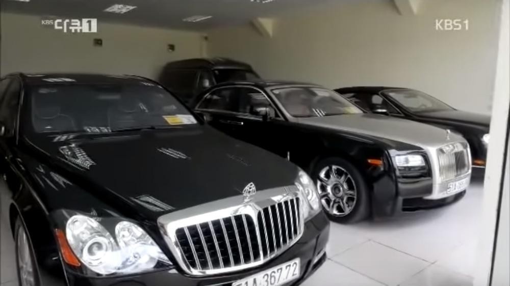 Những chiếc xe si&ecirc;u sang xếp đầy trong garage một thời của bố Ti&ecirc;n Nguyễn, bệnh nh&acirc;n Covid-19 thứ 32 tại Việt Nam