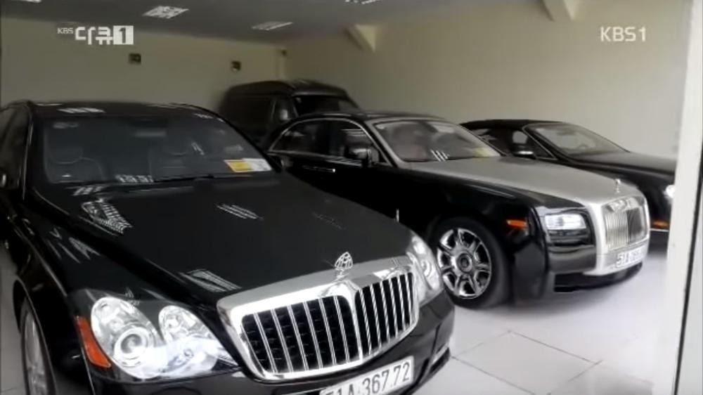 Maybach 62S và Rolls-Royce Ghost lúc còn ở trong garage của gia đình chồng Tăng Thanh Hà, chị dâu của Tiên Nguyễn