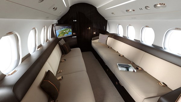 Falcon 8X c&oacute; thể chứa 32 h&agrave;nh kh&aacute;ch v&agrave; 5 phi h&agrave;nh đo&agrave;n