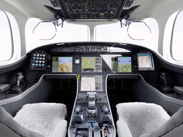 B&ecirc;n trong khoang l&aacute;i của Falcon 8X 