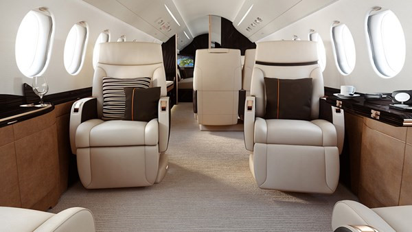 C&ograve;n đ&acirc;y l&agrave; khoang nội thất si&ecirc;u VIP của chuy&ecirc;n cơ Falcon 8X 