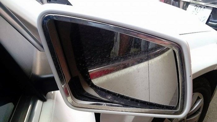Nẹp inox mặt gương sẽ khiến kẻ gian kh&ocirc;ng thể d&ugrave;ng tua v&iacute;t để cạy mặt gương