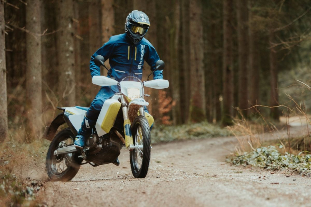Husqvarna 701 Enduro LR được b&aacute;n tại Anh với gi&aacute; 322 triệu đồng