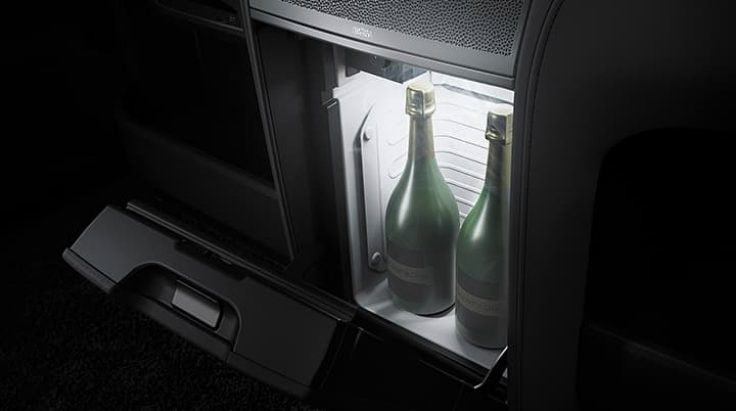 Tủ lạnh nhỏ chứa 2 chai champagne của Lexus LM 2020 bản 4 chỗ