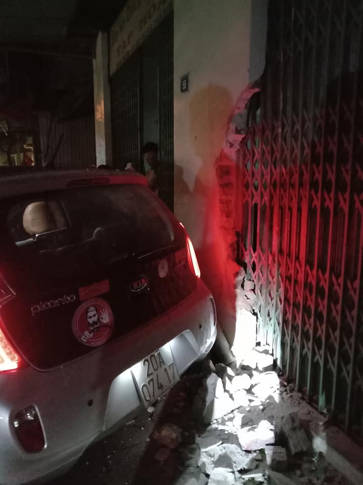 Bức tường của nh&agrave; d&acirc;n bị &ocirc; t&ocirc; t&ocirc;ng sập một phần