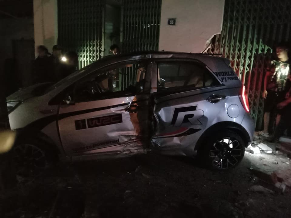 Chiếc &ocirc; t&ocirc; Kia Picanto bị hư hỏng kh&aacute; nặng sau vụ tai nạn