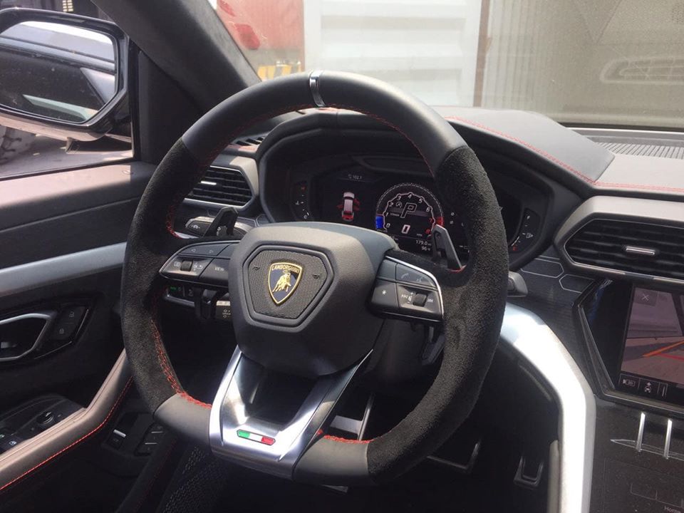 Vô lăng có bọc da Alcantara cùng chỉ khâu màu đỏ Vô lăng có bọc da Alcantara cùng chỉ khâu màu đỏ