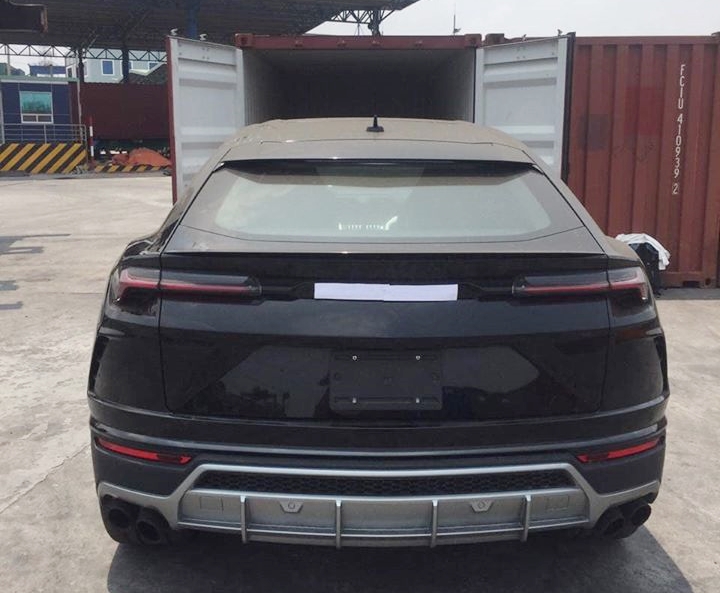 Sau hơn 4 tháng khoe hình ảnh Lamborghini Urus ở nước ngoài, Dương Kon mới nhận bàn giao xe ở Việt Nam