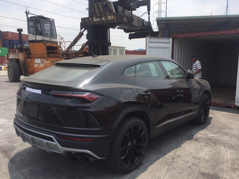 Chủ nhân của chiếc Lamborghini Urus màu đen này chính là Dương Kon
