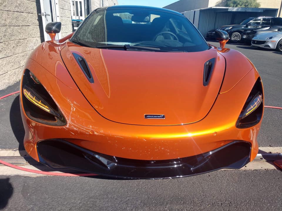 Chiếc McLaren 720S m&agrave;u cam n&agrave;y bị xước d&agrave;n &aacute;o ở đầu xe