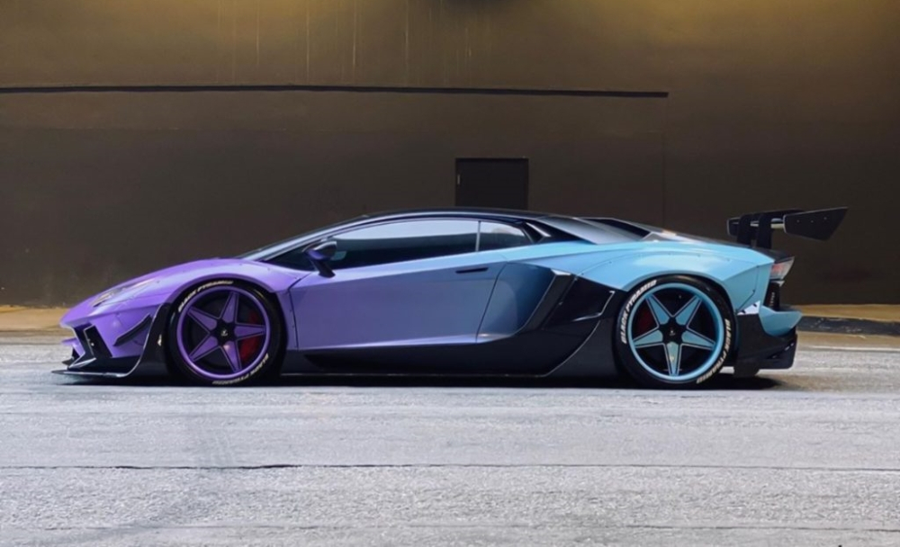 Si&ecirc;u xe Lamborghini Aventador SV độ body kit Liberty Walk của Chris Brown c&oacute; bộ &aacute;o 2 m&agrave;u