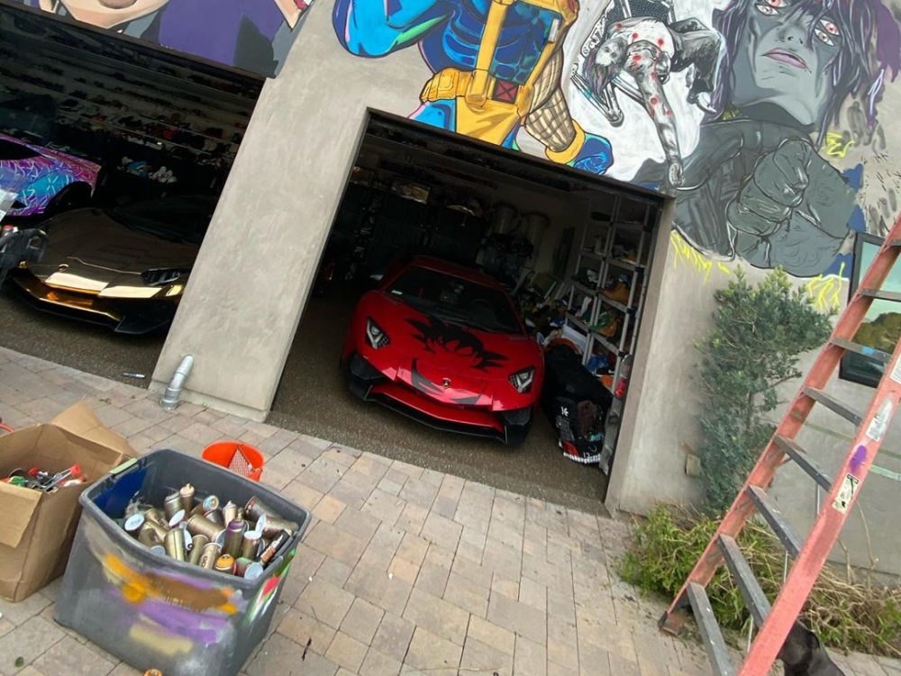 Lamborghini Aventador LP750-4 SV Coupe m&agrave;u đỏ của Chris Brown l&uacute;c chưa độ v&agrave; b&ecirc;n cạnh l&agrave; Lamborghini Aventador SV bản mui trần