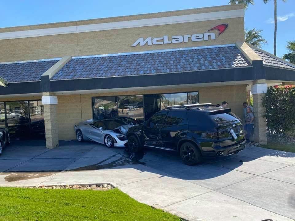 Hiện trường vụ tai nạn của BMW X5 v&agrave; 2 si&ecirc;u xe McLaren 720S ở đại l&yacute; McLaren Scottsdale
