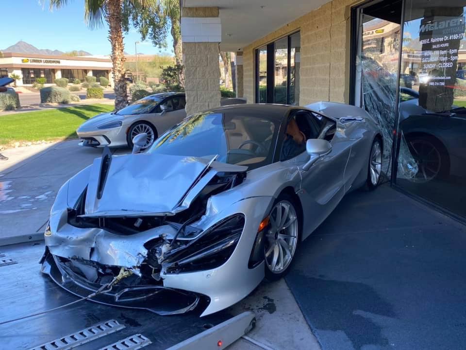 Thiệt hại phần đầu si&ecirc;u xe McLaren 720S m&agrave;u bạc