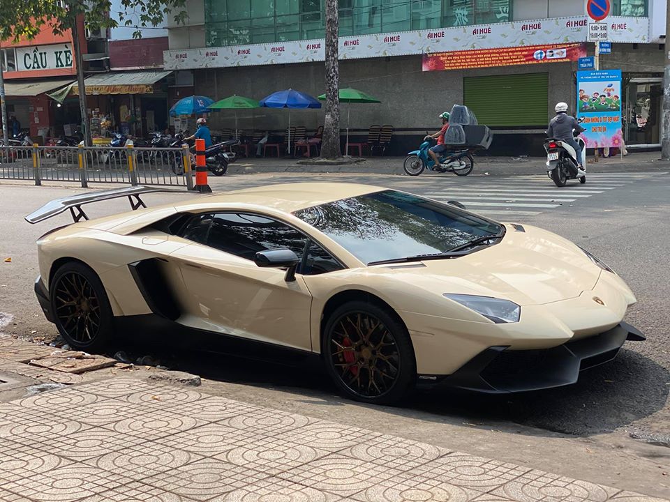 Công tử Bạc Liêu thay áo cho siêu xe Lamborghini Aventador giữa mùa dịch bệnh corona