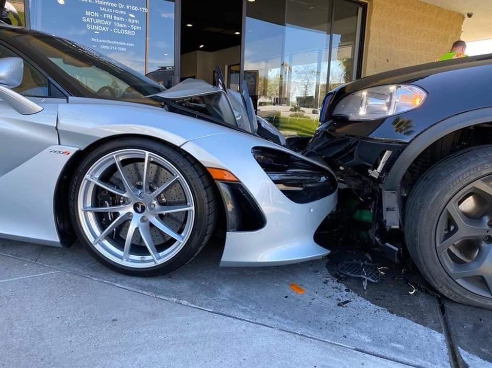 Pha đối đầu của BMW X5 với McLaren 720S m&agrave;u bạc