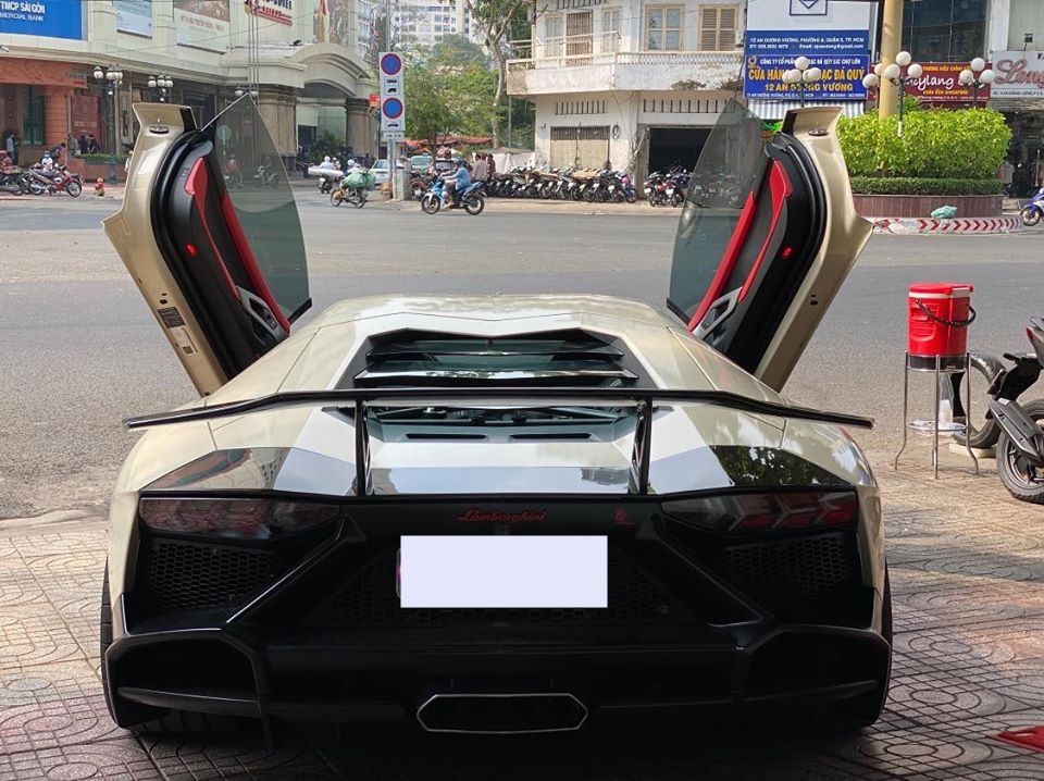 Bộ body kit bản giới hạn LP720-4 50º Anniversario màu đen nhám