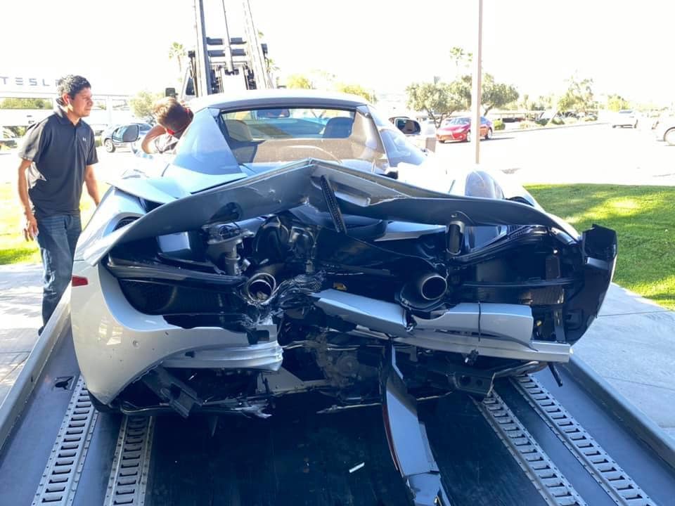 Chiếc si&ecirc;u xe McLaren 720S m&agrave;u bạc bị hư hỏng kh&aacute; nghi&ecirc;m trọng