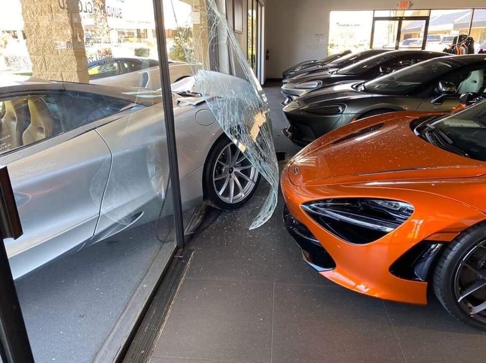 Một phần đu&ocirc;i si&ecirc;u xe McLaren 720S m&agrave;u bạc đập v&agrave;o cửa k&iacute;nh g&acirc;y ra thiệt hại cho si&ecirc;u xe McLaren 720S kh&aacute;c
