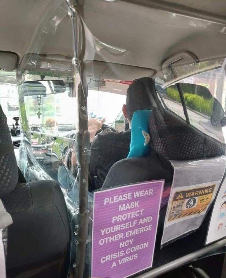 Tài xế taxi tự quây kín khu vực ghế lái cùng giấy nhắc nhở khách hàng đeo khẩu trang