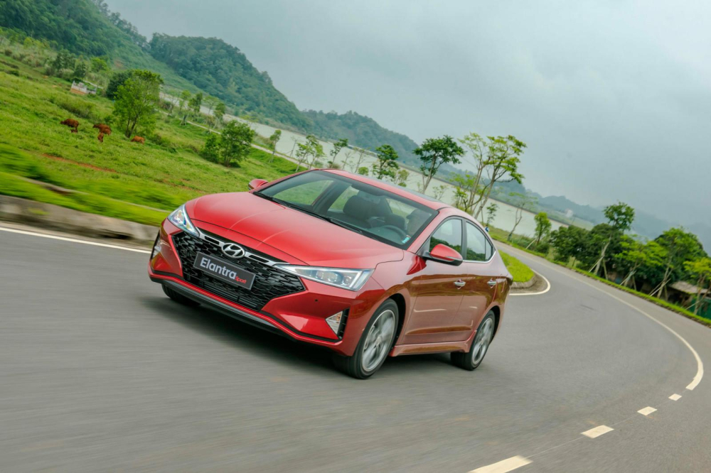 Hyundai Elantra hiện đang được ph&acirc;n phối với 4 phi&ecirc;n bản c&ugrave;ng gi&aacute; ni&ecirc;m yết từ 580 &ndash; 769 triệu đồng
