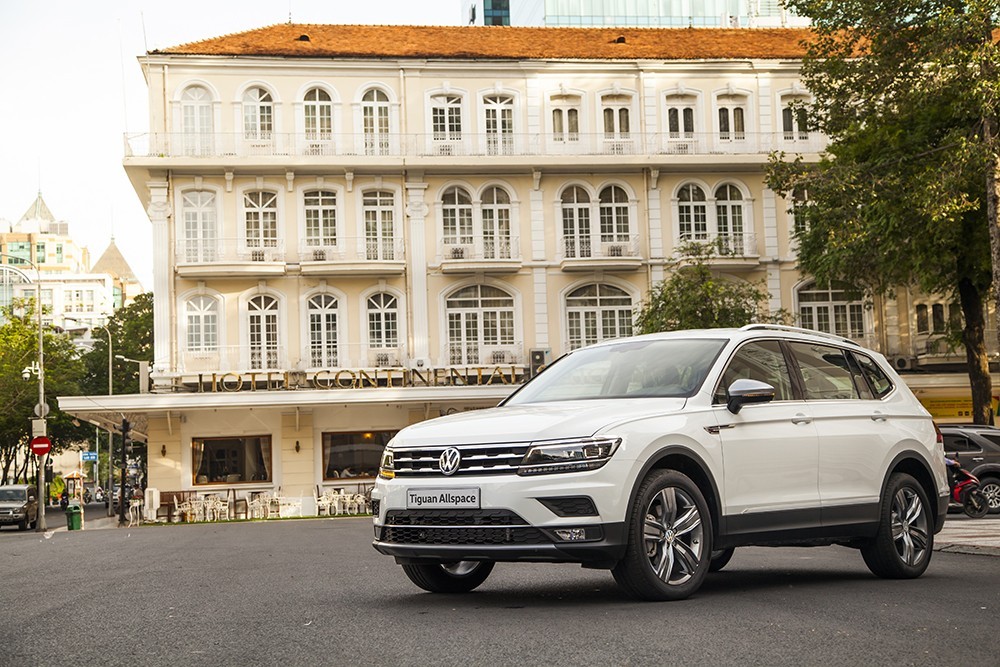 Volkswagen Tiguan Allspace được trang bị động cơ tăng &aacute;p, dung t&iacute;ch 2.0L cho c&ocirc;ng suất 180 m&atilde; lực v&agrave; m&ocirc;-men xoắn 320 Nm