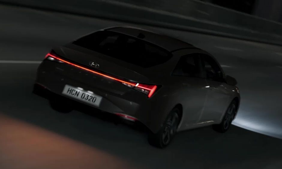 Cụm đ&egrave;n hậu nối liền th&agrave;nh 1 dải của Hyundai Elantra 2021