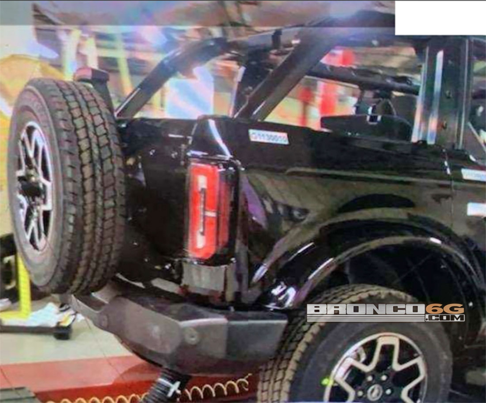 N&oacute;c của mẫu SUV việt d&atilde; n&agrave;y l&agrave; loại c&oacute; thể th&aacute;o ra, lắp v&agrave;o