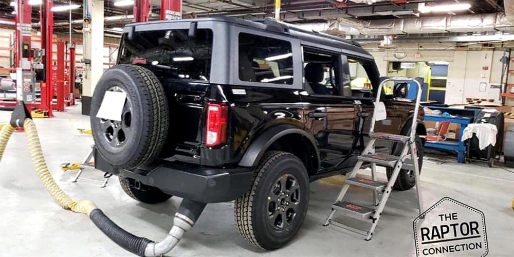 Cụm đ&egrave;n hậu c&oacute; thiết kế kh&aacute; đơn giản của Ford Bronco 2021