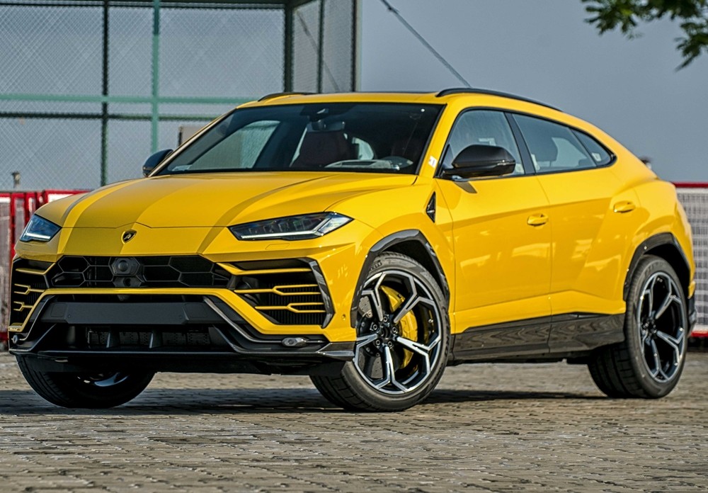 Lamborghini Urus thứ 4 về Việt Nam cũng mang màu sơn vàng Giallo Auge nhưng lại thuộc diện phân phối chính hãng và hiện cũng là chiếc duy nhất có gói tuỳ chọn carbon ở ngoại thất và cả bên trong khoang lái của xe. Chưa hết, nội thất của chiếc Lamborghini Urus này còn được bọc da màu đỏ hết sức là Lamborghini Urus thứ 4 về Việt Nam cũng mang màu sơn vàng Giallo Auge nhưng lại thuộc diện phân phối chính hãng và hiện cũng là chiếc duy nhất có gói tuỳ chọn carbon ở ngoại thất và cả bên trong khoang lái của xe. Chưa hết, nội thất của chiếc Lamborghini Urus này còn được bọc da màu đỏ hết sức là sexy.