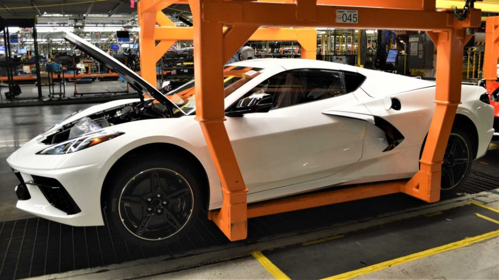 Chiếc Chevrolet Corvette C8 được chủ nh&acirc;n lựa chọn m&agrave;u sơn ở ngoại thất v&agrave; nội thất cũng như số VIN tr&ugrave;ng với chiếc Chevrolet Corvette C1 ra đời c&aacute;ch đ&acirc;y 67 năm