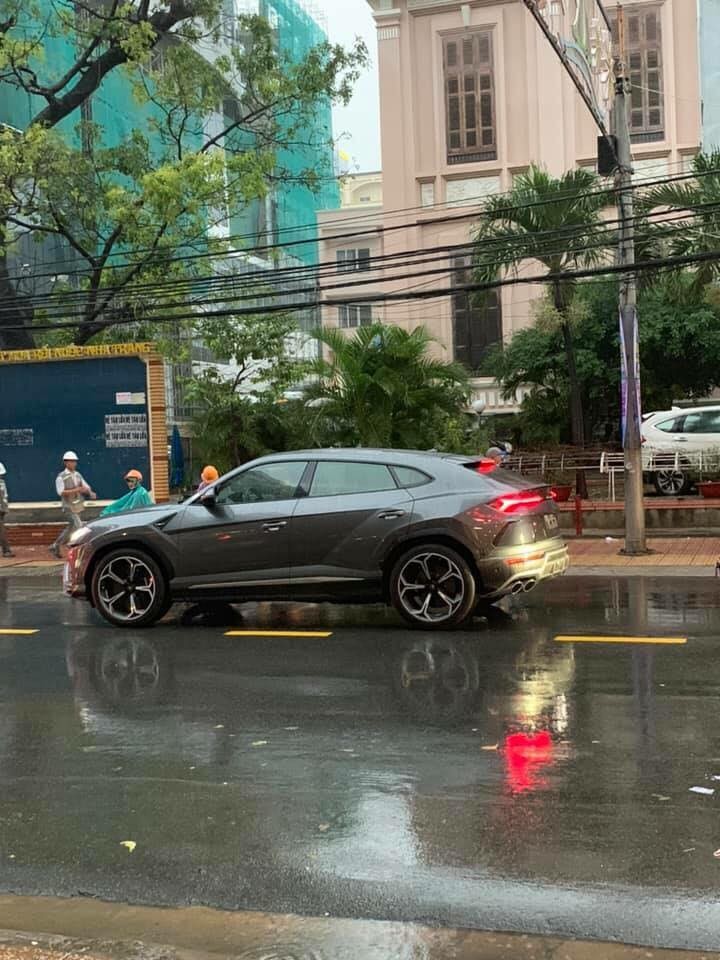 Chiếc siêu SUV Lamborghini Urus thứ 2 cập bến tại Việt Nam cũng thuộc diện phân phối chính hãng, xe mang ngoại thất màu ghi xám và thuộc sở hữu của một đại gia đến từ Nha Trang. Chiếc siêu SUV Lamborghini Urus thứ 2 cập bến tại Việt Nam cũng thuộc diện phân phối chính hãng, xe mang ngoại thất màu ghi xám và thuộc sở hữu của một đại gia đến từ Nha Trang.