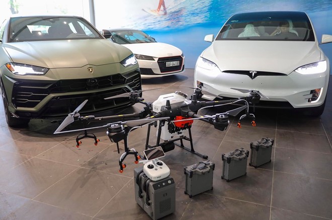 Khi được ông Đặng Lê Nguyên Vũ mua, chiếc Lamborghini Urus này đã được dán lại ngoại thất thành màu xanh quân đội nhám, một màu sắc rất được ông chủ của Trung Nguyên ưa thích trên các siêu xe hay xe SUV. Khi được ông Đặng Lê Nguyên Vũ mua, chiếc Lamborghini Urus này đã được dán lại ngoại thất thành màu xanh quân đội nhám, một màu sắc rất được ông chủ của Trung Nguyên ưa thích trên các siêu xe hay xe SUV.