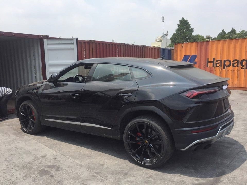 Hãng siêu xe Lamborghini trang bị đến 6 chế độ lái cho siêu SUV Urus và gọi là Anima. Ngoài 3 chế độ lái quen thuộc trên các siêu xe như Strada (đường phố), Sport (thể thao), Corsa (đường đua), siêu SUV Urus còn có thêm 3 chế độ lái khác là Sabbia (đường cát), Terra (việt dã) và Neve (tuyết). Hãng siêu xe Lamborghini trang bị đến 6 chế độ lái cho siêu SUV Urus và gọi là Anima. Ngoài 3 chế độ lái quen thuộc trên các siêu xe như Strada (đường phố), Sport (thể thao), Corsa (đường đua), siêu SUV Urus còn có thêm 3 chế độ lái khác là Sabbia (đường cát), Terra (việt dã) và Neve (tuyết).