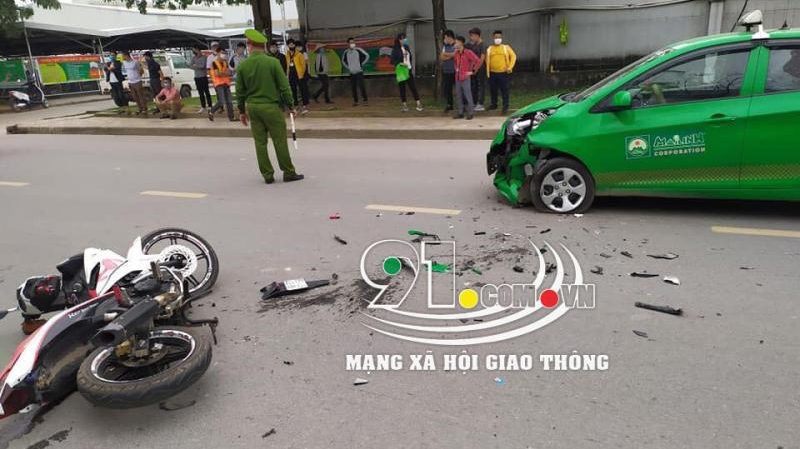 Thiệt hại của xe taxi v&agrave; Yamaha Exciter 150 kh&aacute; nặng