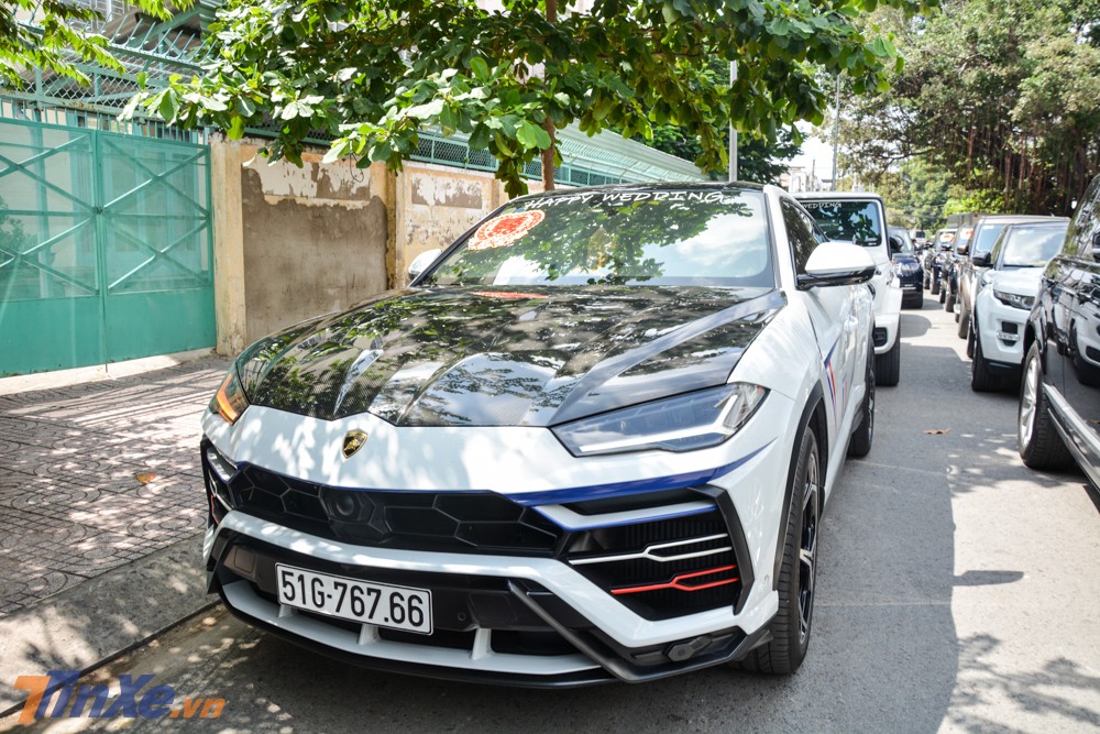 Siêu SUV Lamborghini Urus đầu tiên lộ ảnh cập bến tại Việt Nam mang ngoại thất màu trắng và thuộc sở hữu của doanh nhân Phạm Trần Nhật Minh hay còn gọi là Minh Siêu SUV Lamborghini Urus đầu tiên lộ ảnh cập bến tại Việt Nam mang ngoại thất màu trắng và thuộc sở hữu của doanh nhân Phạm Trần Nhật Minh hay còn gọi là Minh Nhựa, chủ nhân của chiếc siêu xe Pagani Huayra độc nhất vô nhị tại Việt Nam. Chiếc Lamborghini Urus này được nhập khẩu chính hãng và sau đó được Minh Nhựa độ lại một vài chi tiết carbon trong gói độ Venatus đến từ Mansory