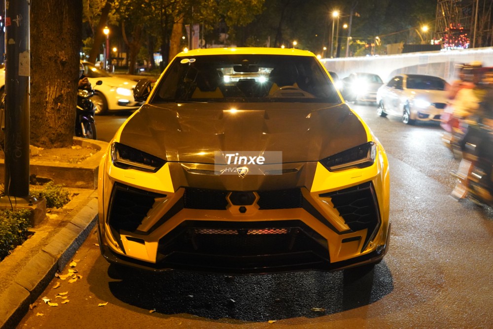 Siêu SUV Lamborghini Urus thứ 6 về Việt Nam khá kín tiếng và chỉ sau khi được chúng tôi săn tin thì giới mê xe mới biết là các đại gia Việt đã mua bí mật một chiếc Lamborghini Urus nhập khẩu chính hãng. Hiện chiếc siêu SUV Lamborghini Urus này đã được chủ nhân độ đầy đủ gói body kit Venatus của hãng Mansory. Siêu SUV Lamborghini Urus thứ 6 về Việt Nam khá kín tiếng và chỉ sau khi được chúng tôi săn tin thì giới mê xe mới biết là các đại gia Việt đã mua bí mật một chiếc Lamborghini Urus nhập khẩu chính hãng. Hiện chiếc siêu SUV Lamborghini Urus này đã được chủ nhân độ đầy đủ gói body kit Venatus của hãng Mansory.