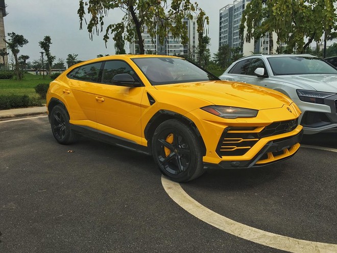 Chiếc siêu SUV Lamborghini Urus thứ 3 tại Việt Nam mang ngoại thất màu vàng và xe được nhập khẩu không chính hãng. Chiếc siêu SUV Lamborghini Urus thứ 3 tại Việt Nam mang ngoại thất màu vàng và xe được nhập khẩu không chính hãng.