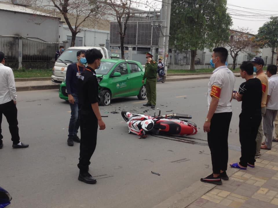 Nam thanh ni&ecirc;n điều khiển xe Yamaha Exciter 150 được cho lấn l&agrave;n trước khi t&ocirc;ng trực diện v&agrave;o xe taxi
