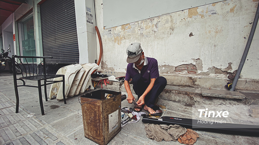 Ch&uacute; Thạch - một cựu chiến binh với 30 năm l&agrave;m nghề h&agrave;n nhựa.
