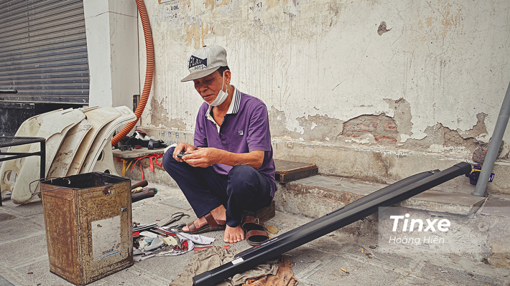 C&ocirc;ng việc h&agrave;ng ng&agrave;y của ch&uacute; l&agrave; đợi kh&aacute;ch h&agrave;ng mang những mảnh vỡ tr&ecirc;n xe đến để h&agrave;n lại, phục hồi về nguy&ecirc;n trạng.