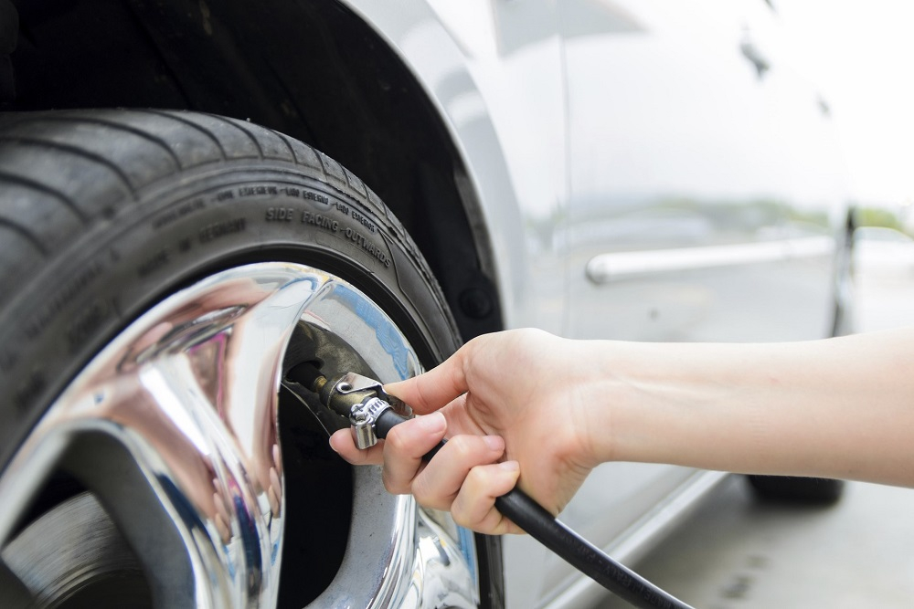 Kiểm tra &aacute;p suất lốp xe trước khi khởi h&agrave;nh